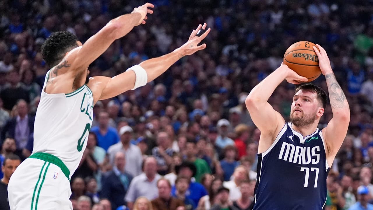 Con
<b>los Celtics liderando la serie 3-1, los <a href="https://www.univision.com/local/dallas-kuvn/dallas-mavericks-ganan-conferencia-oeste-nba-minnesota-timberwolves" target="_blank">Mavericks enfrentan una batalla crucial</a></b>. Una victoria este lunes forzaría
<b>un sexto partido, que se jugaría en Dallas el jueves a las 7:30 de la noche</b>. La ciudad entera está cargada de esperanza y emoción, confiando en que Dončić y su equipo puedan prolongar la serie.