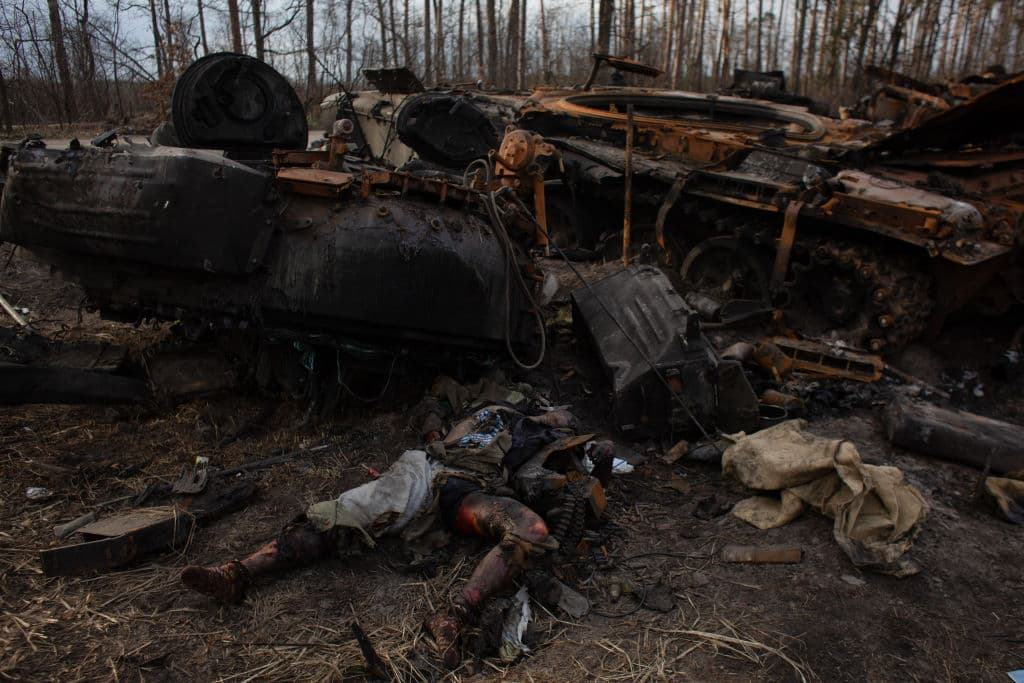 <b>Miles de soldados rusos muertos</b>
<br>
<br>Otras imágenes que se repiten de la guerra en Ucrania son la de cuerpos de soldados rusos muertos. Las autoridades ucranianas reportan unas 30,000 bajas rusas desde que empezó la guerra, pero la cifra es muy difícil de verificar y agencias de inteligencia extranjeras calculan que son muchos menos, aunque otros miles están desaparecidos o han sido detenidos por los ucranianos. Rusia, por su parte, apenas ha reconocido muy pocas bajas. No lo hace desde marzo, cuando reportó poco más de 1,300 soldados fallecidos. El medio independiente ruso
<i>Mediazona</i>, que lleva una investigación y monitoreo de bajas rusas, había podido confirmar la muerte de al menos 2,099 soldados rusos hasta el 6 de mayo. La gran mayoría de los soldados muertos tenía entre 21 y 23 años, y procedía de regiones pobres y campesinas o pertenecían a minorías étnicas. Un gran impacto en las bajas rusas ha sido la pérdida de generales y militares de alto rango en el conflicto.
<br>
<b>Mira también: </b>
<a href="https://www.univision.com/noticias/mundo/ninos-soldados-invasion-conflicto-guerra-rusia-ucrania-fotos">Los rostros de los jóvenes soldados que pelean en ambos frentes de la invasión rusa a Ucrania.</a>