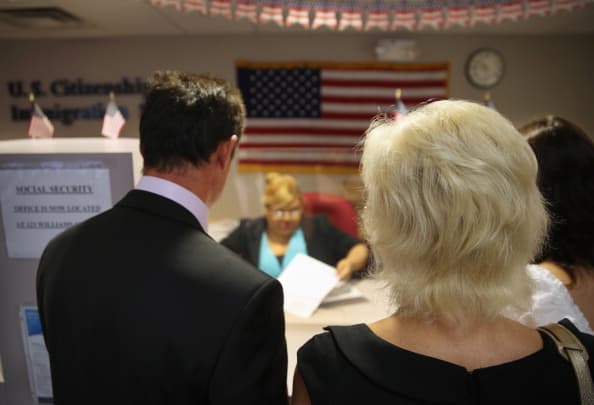 Llevó a su esposa a tramitar una visa y descubren que la violó desde que tenía 12 años