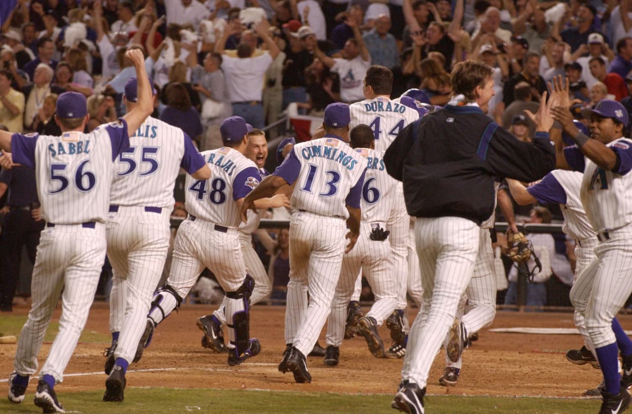 Para el tercer juego en el Yankee Stadium, los Bombarderos del Bronx sabían que tenían que responder y gracias a un sencillo de Scott Brosius lograron imponerse 2 carreras a 1.