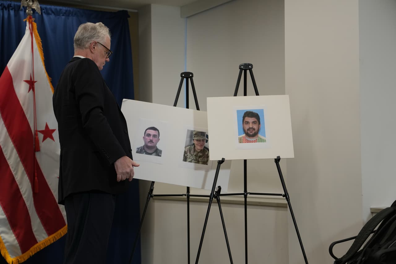 <b>El sospechoso, quien también resultó herido y fue detenido, fue identificado por las autoridades como Rahmanullah Lakanwal, de 29, un ciudadano afgano</b> que había trabajado en Afganistán con la CIA, y que llegó al país en 2021 a través de la Operación Aliados Bienvenida.