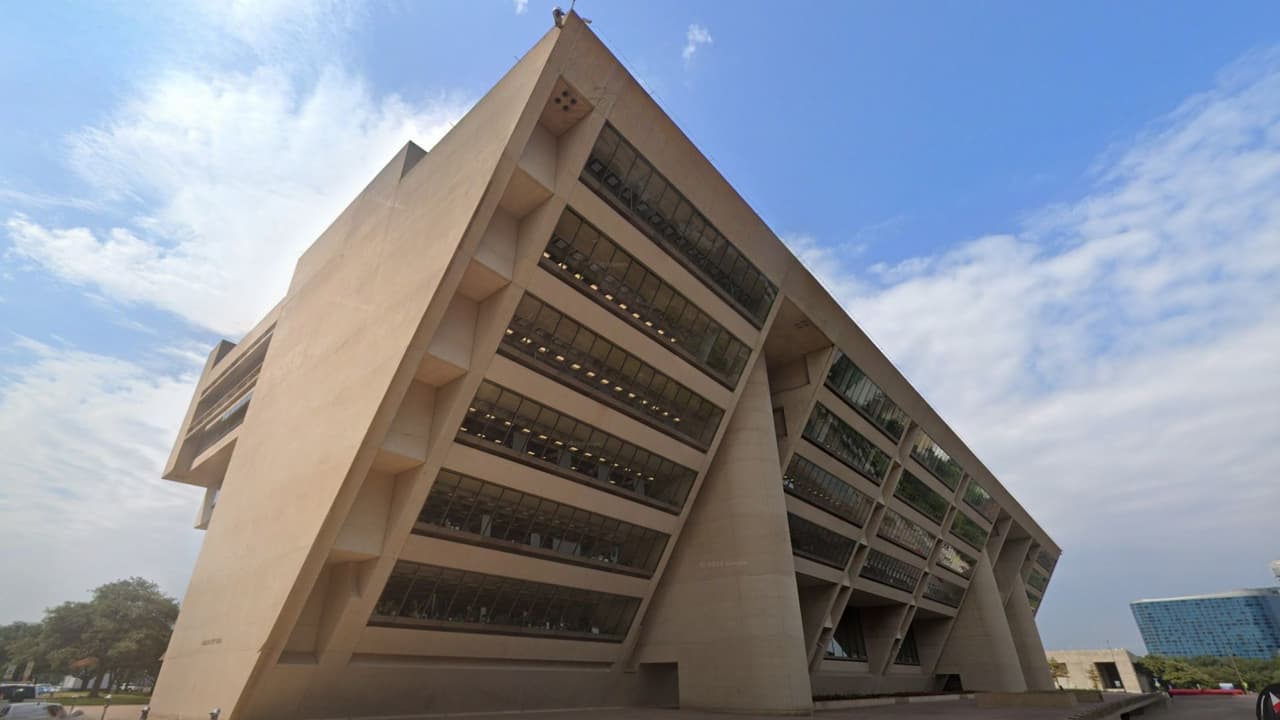 Dallas evalúa dejar el histórico City Hall tras casi cinco décadas