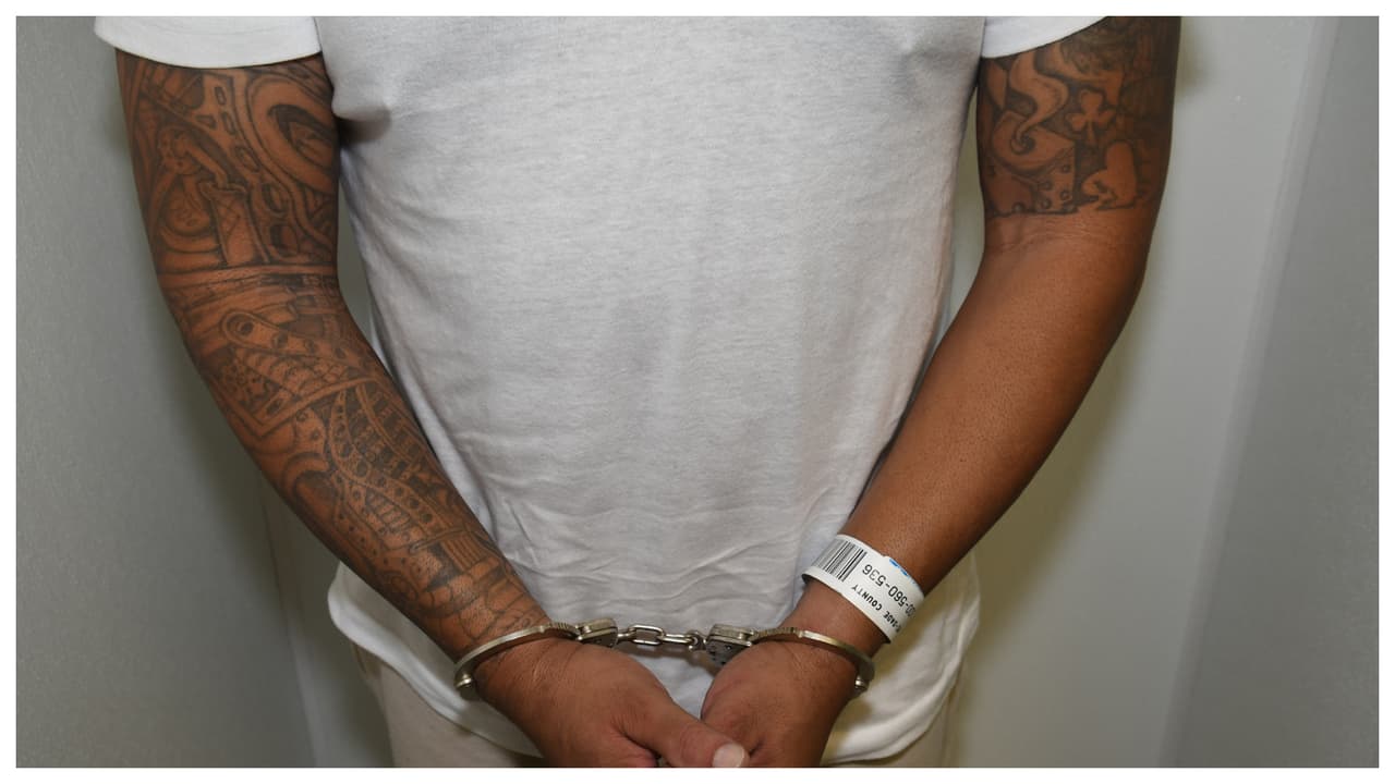 El hombre que según las autoridades disparó contra el artista cubano y lo arrastró hasta una camioneta solo, también tiene múltiples tatuajes en los brazos.