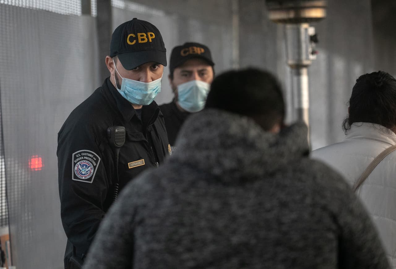 Oficiales de inmigración de EEUU revisan la documentación de quienes buscan cruzar por el paso fronterizo. La coordinadora de la Casa Blanca para la frontera sur y exembajadora en México,
<a href="https://www.univision.com/noticias/inmigracion/reunificar-familias-migrantes-separadas-donald-trump-fracaso-moral-roberta-jacobson">Roberta Jacobson</a>, señaló la semana pasada que "la situación de los migrantes en el campo de Matamoros es una de las cosas más preocupantes". La funcionaria afirma que las solicitudes que tendrán prioridad son las de personas que tienen más tiempo inscritas en el MPP y quienes están en situación de vulnerabilidad.