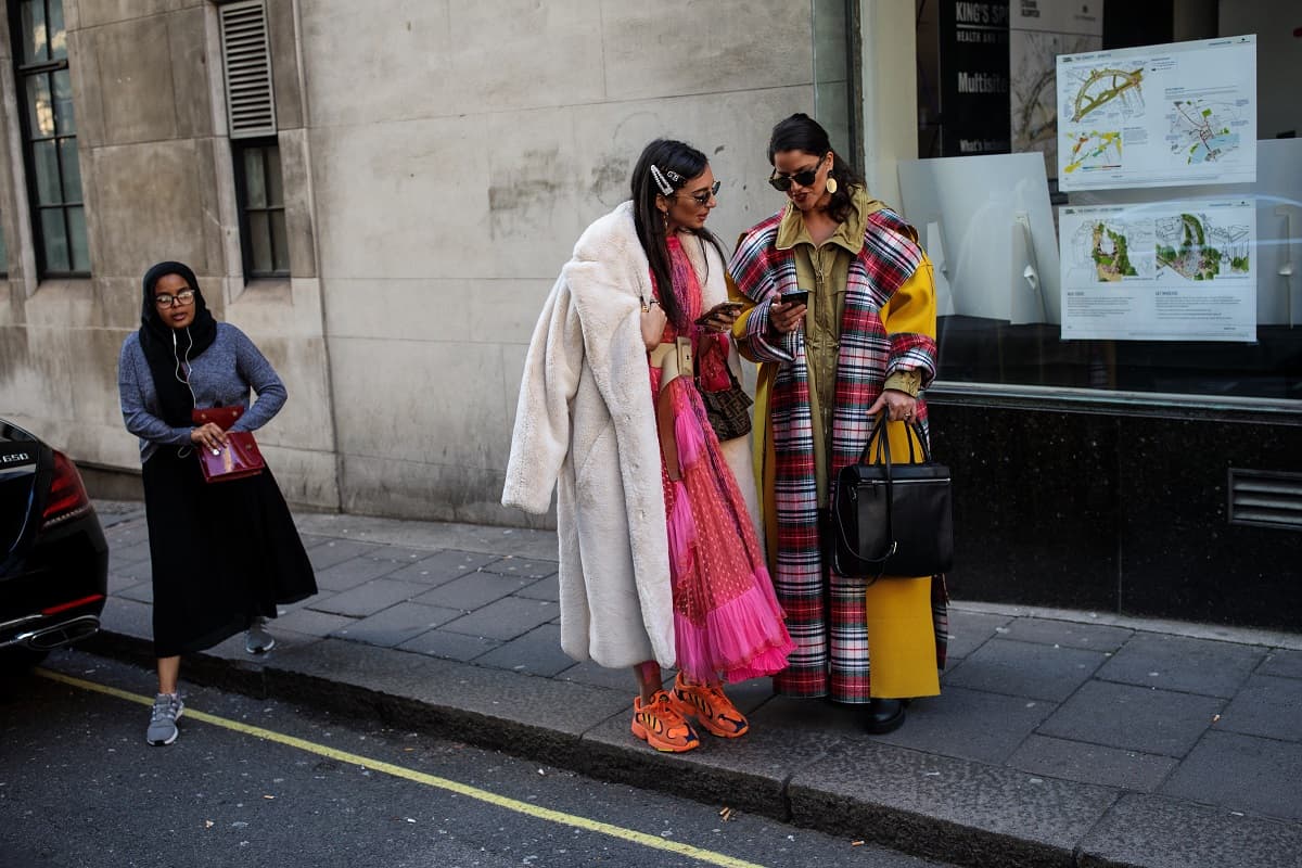 Los abrigos de animal print son la tendencia para cerrar el año y las celebridades ya los presumen