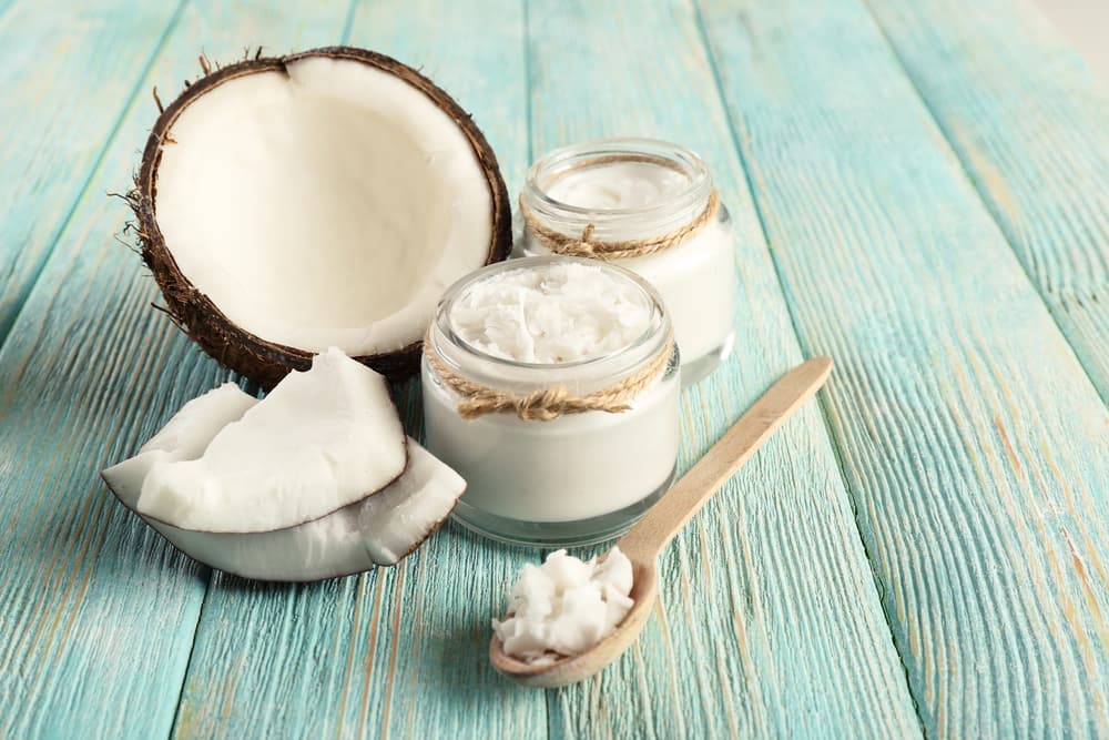 ¿Es bueno utilizar aceite de coco en tu rutina de belleza? Los expertos tienen la respuesta