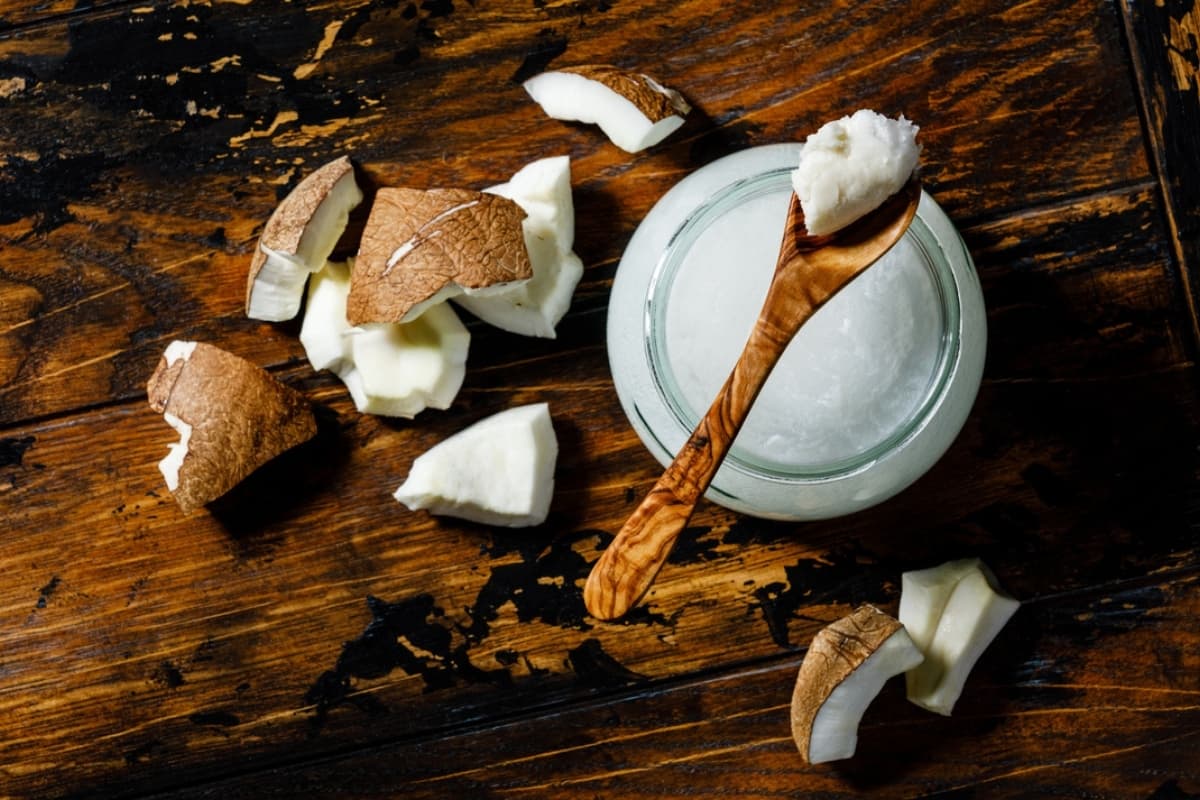 El secreto de belleza de las famosas es el aceite de coco: así lo usan en la piel y el pelo