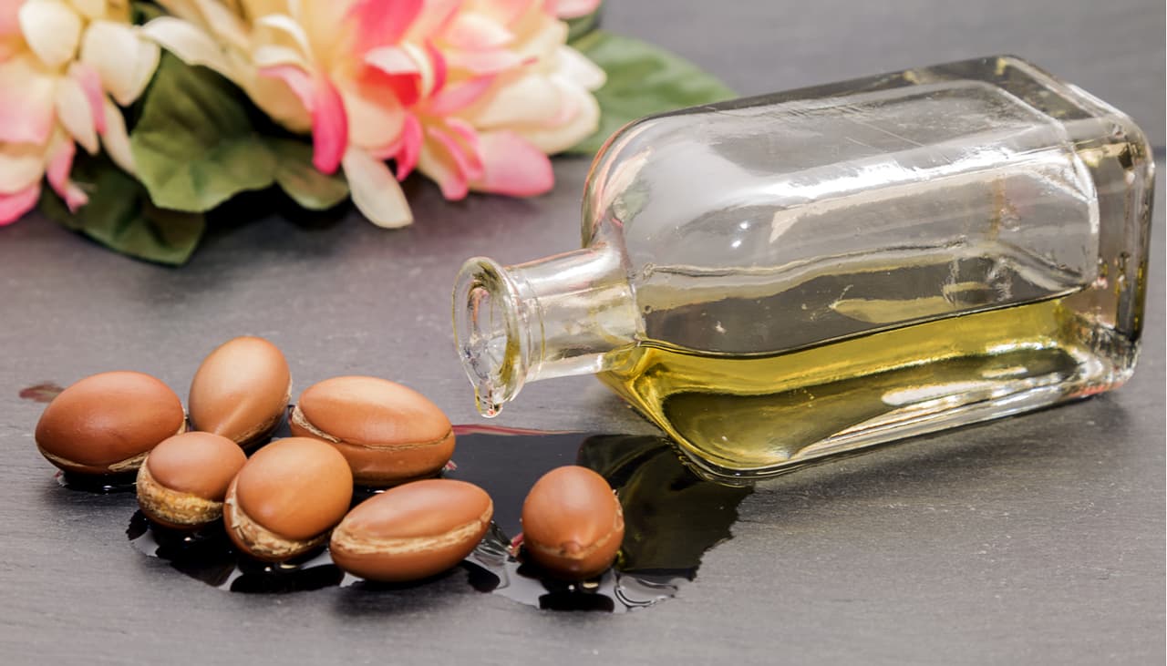 ¿Desmaquillas tus ojos con aceite? Es mala idea y un experto te explica por qué