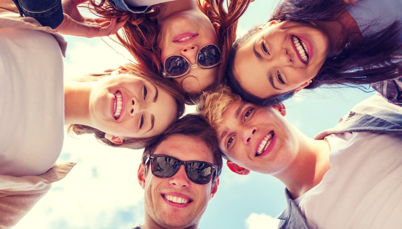 Si te cuesta hacer amigos te estás volviendo viejo: la ciencia explica por qué tus papás tenían razón