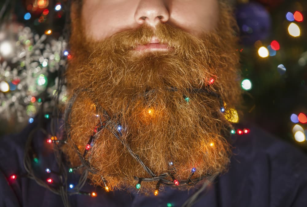 Como un árbol de Navidad: ahora puedes decorar tu prominente barba con luces navideñas