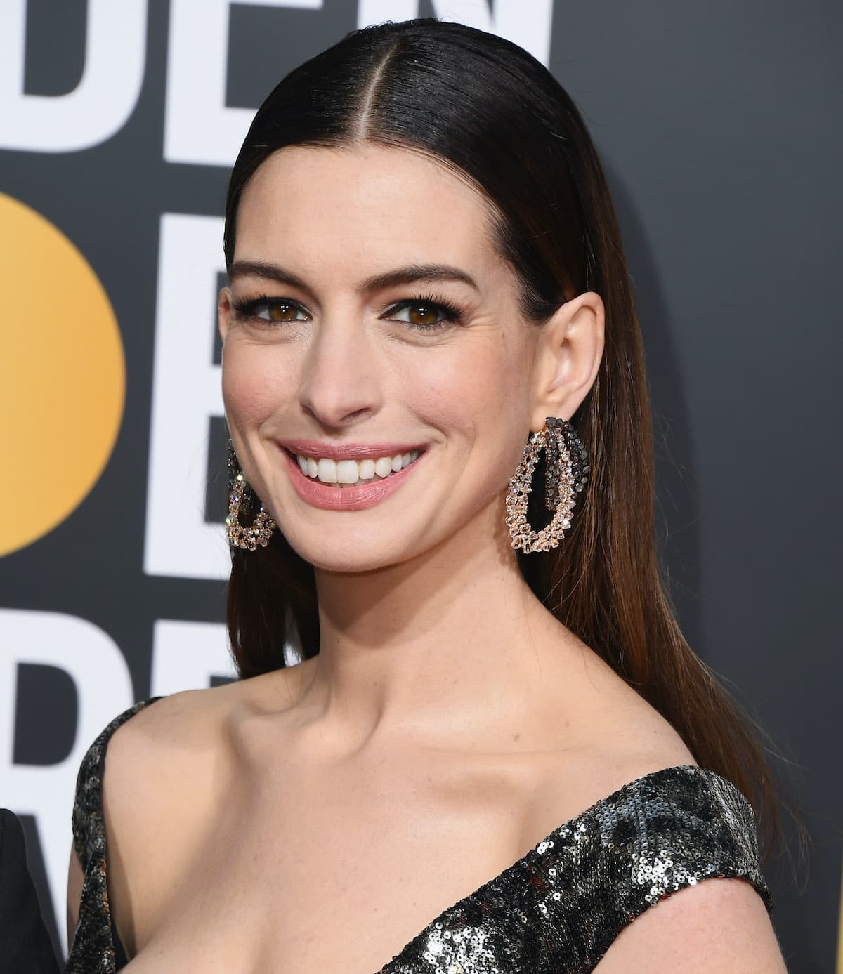 Anne Hathaway te da un ejemplo hermoso de cómo usar un abrigo de animal print
