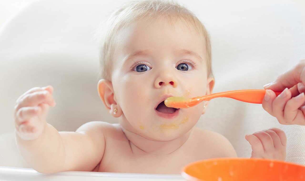 La razón por la que no debes darle miel a tu bebé (ni siquiera poquita)