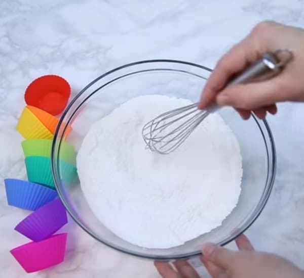 Haz tus propias bombas de baño en forma de cupcakes y sumérgete en un arcoíris