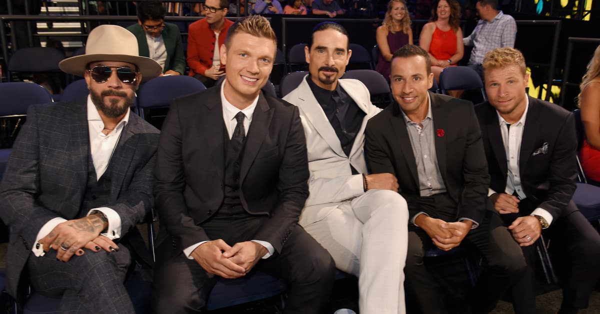 Los Backstreet Boys se vistieron de pollos para complacer a sus fans treintañeras