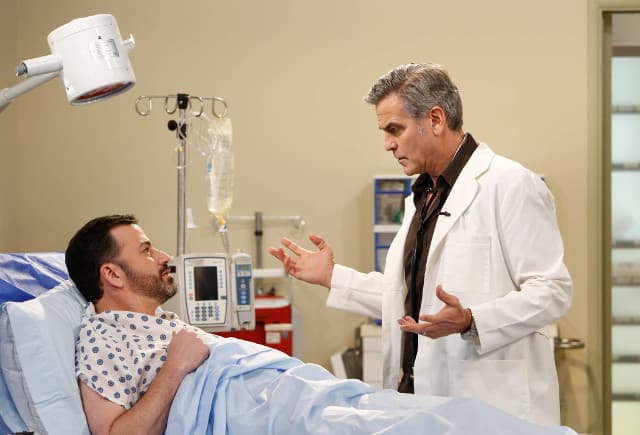 Casi una reunión de ER: a falta de los actores originales, George Clooney salva una vida junto a Hugh Laurie