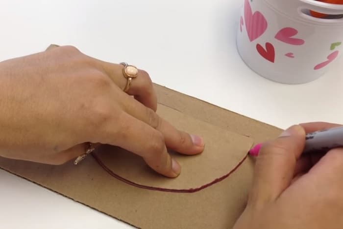 ¡Wow! Crea un soporte para tu celular en forma de sandía usando solo cartón