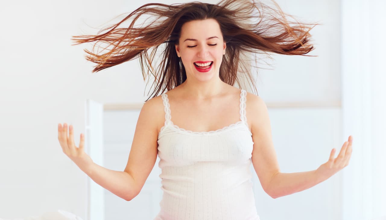 ¿Se te rizó el cabello con el embarazo? No estás loca, la ciencia lo explica