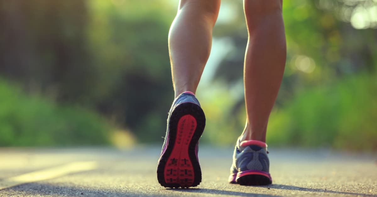 El dolor en la planta del pie al pisar el suelo al despertar puede ser señal de una enfermedad