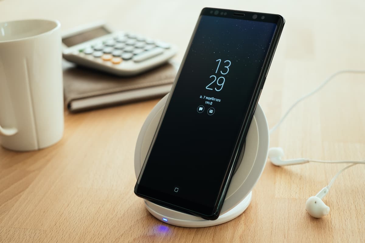 ¿Por qué es malo cargar el teléfono de manera inalámbrica?