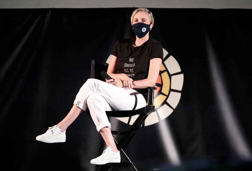 Outfits con tenis para mujeres de más de 40 años: 5 famosas nos dieron el ejemplo