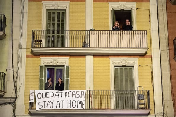 ¿Por qué los españoles aplaudieron frenéticamente durante la cuarentena?