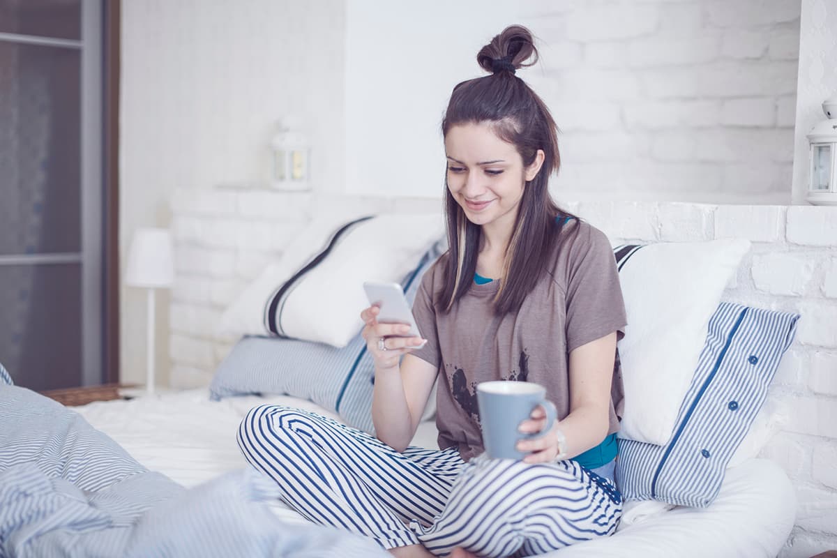 Dormir con el cabello recogido lo está dañando: reglas básicas para cuidarlo de noche