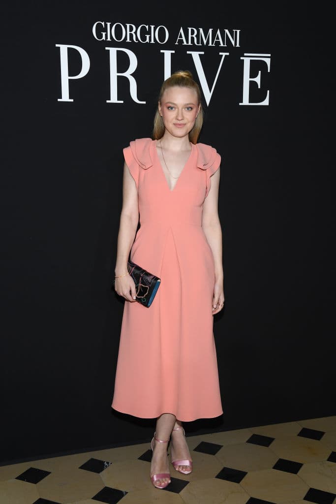 Dakota Fanning demostró que un escote profundo también puede ser delicado