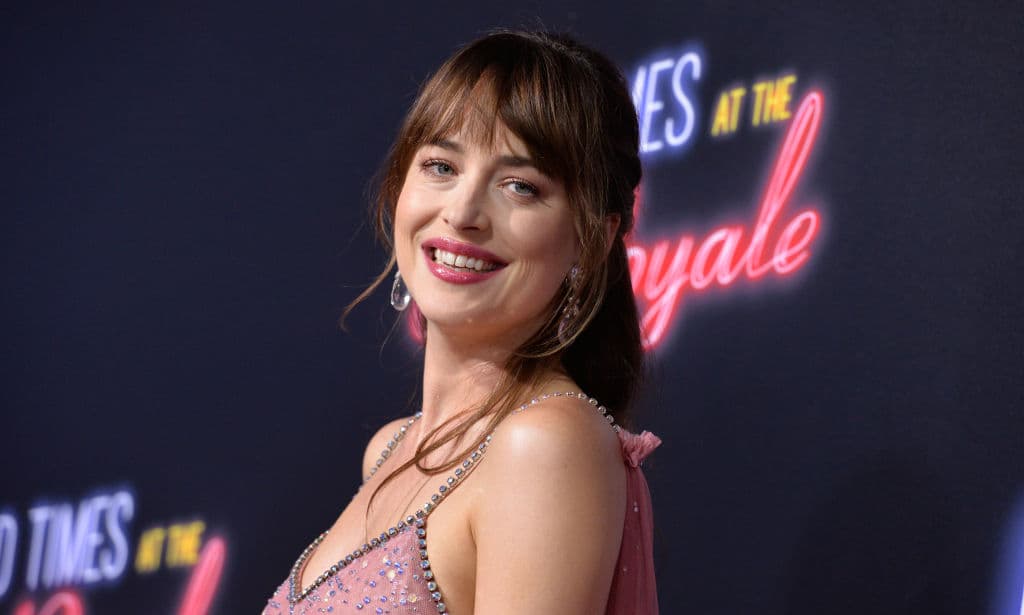 Dakota Johnson brilló con un vestido rojo corto de lentejuelas, ¡y nos encanta!