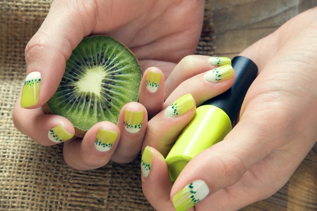 El nail art frutal es la tendencia más colorida para la primavera: diseños que te encantarán