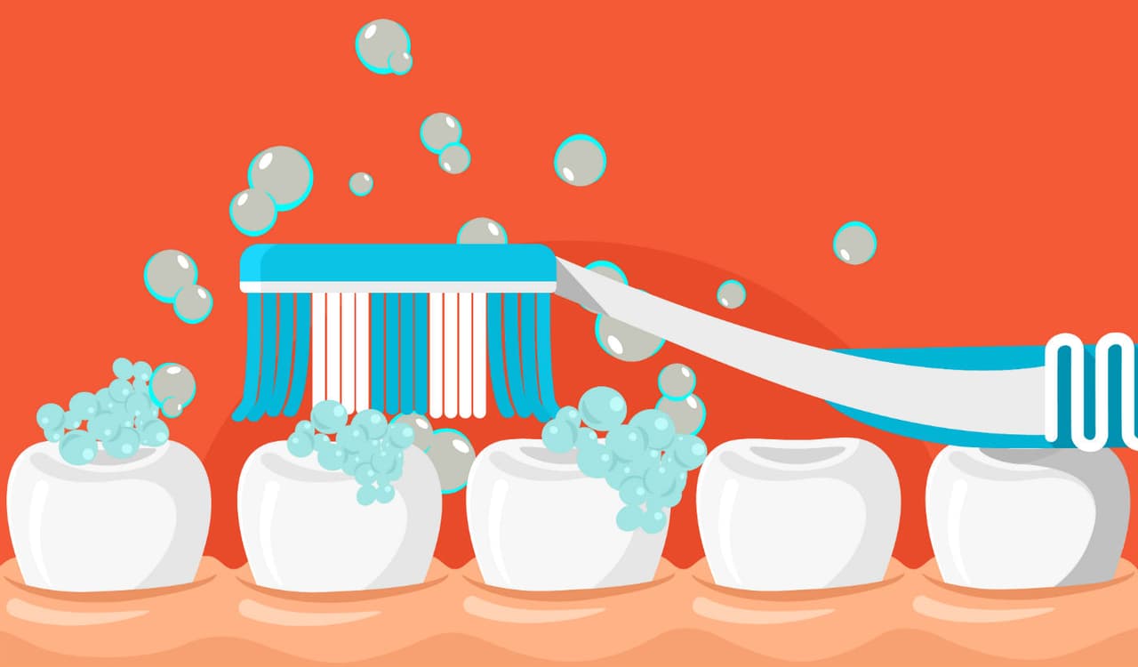 Guardar con el estuche y otros 5 errores al usar el cepillo de dientes: cómo evitar bacterias y enfermedades