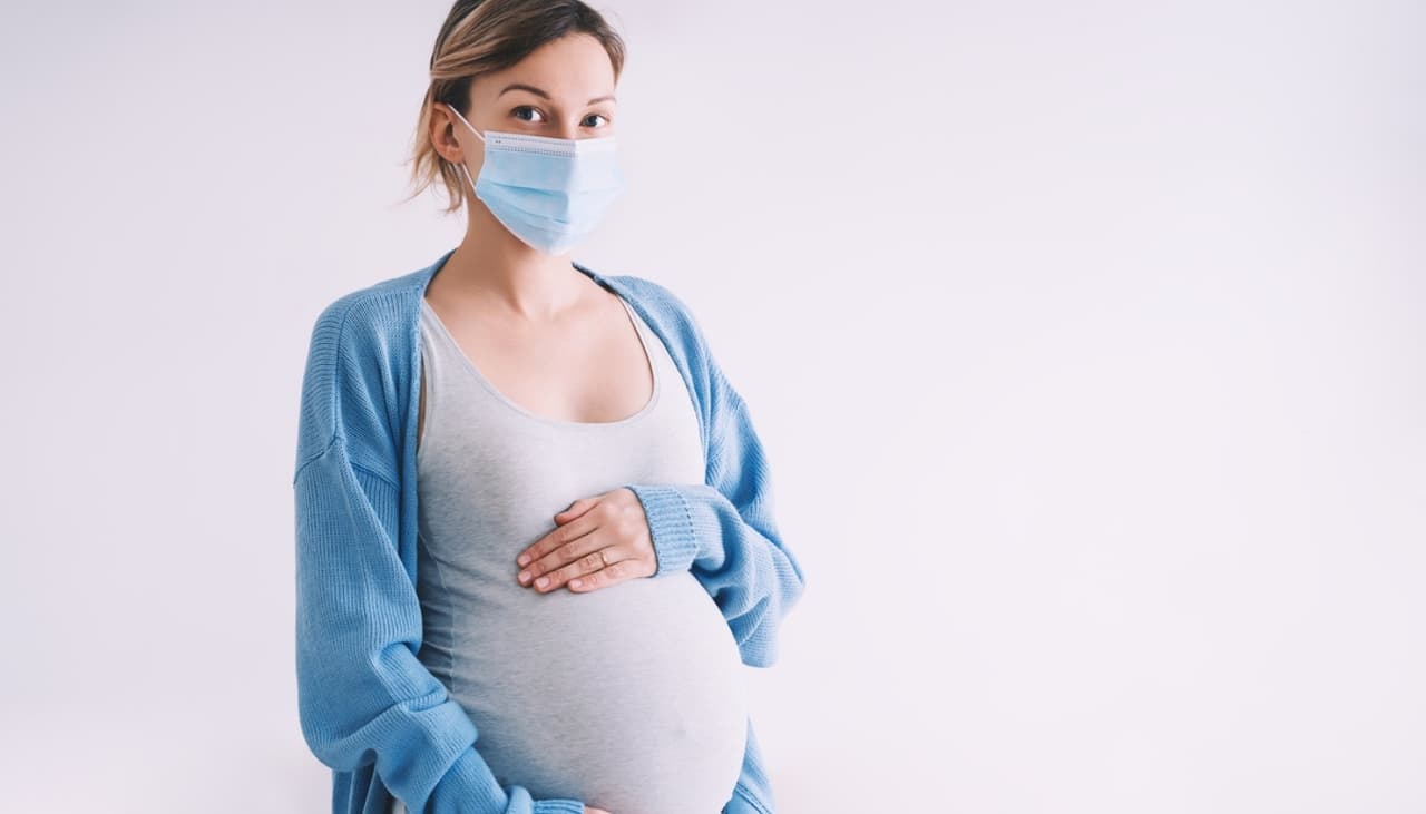 Si estás embarazada, debes cuidarte del COVID-19: tu bebé podría sufrir las consecuencias
