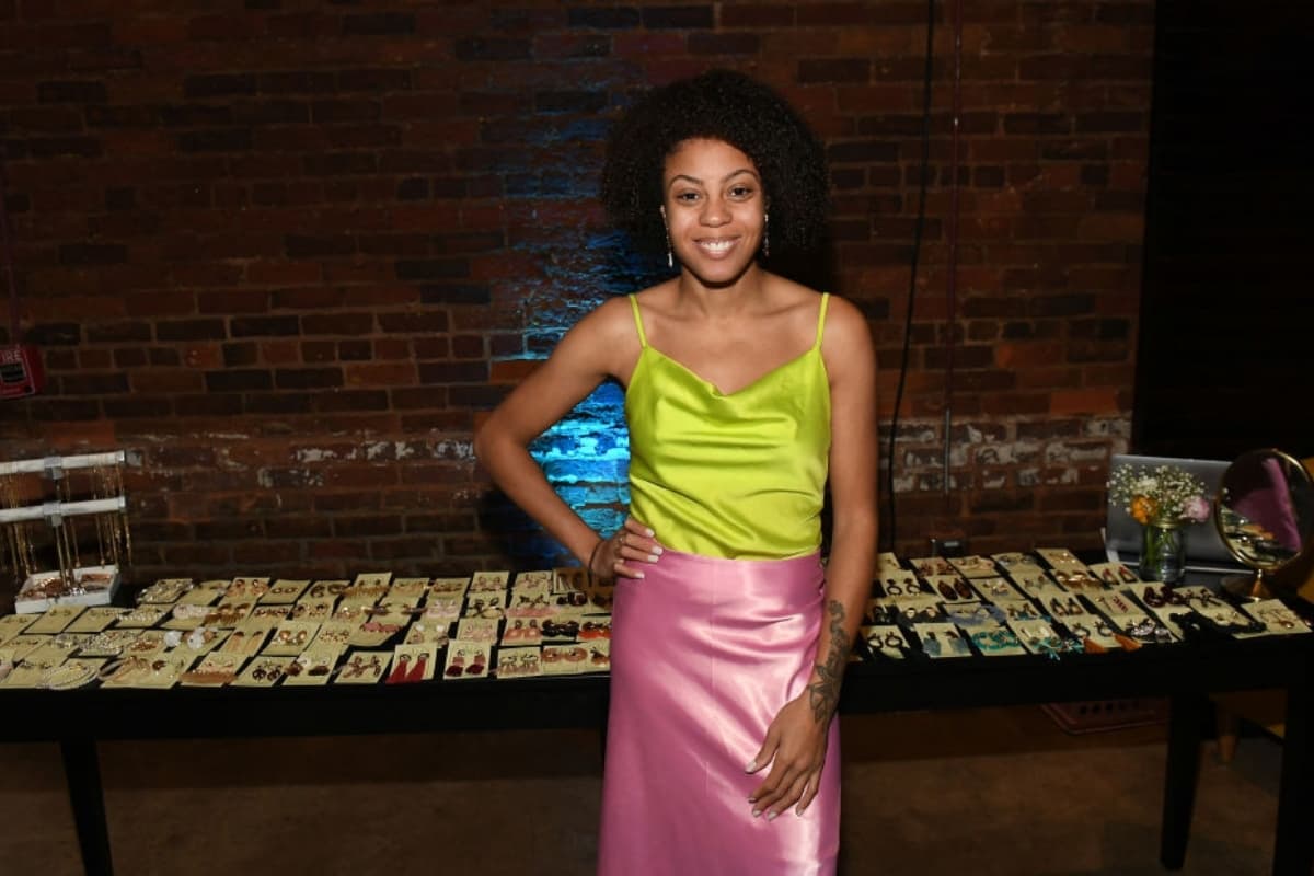 Las faldas de satín serán tu nueva tendencia favorita: combinan con todos los estilos