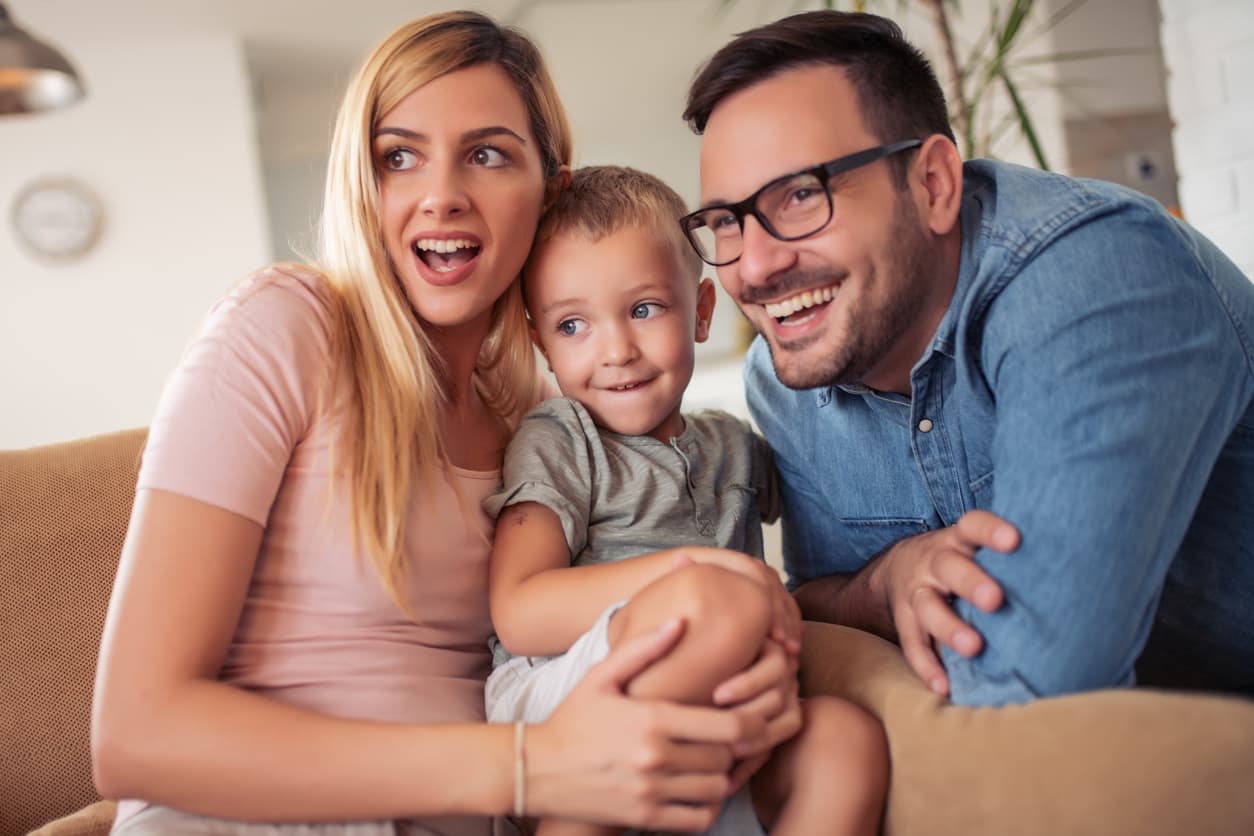 Tus hijos necesitan aprender a ser felices, no a ser perfectos (lo dicen los expertos)