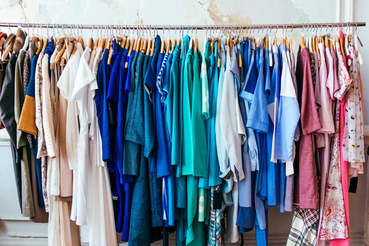 De estas 7 formas puedes organizar ingeniosamente tu ropa