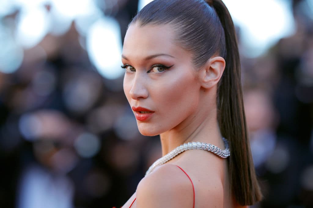 Bella Hadid lució un look rockero y sensual, pero lo que llama la atención es una de sus caravanas