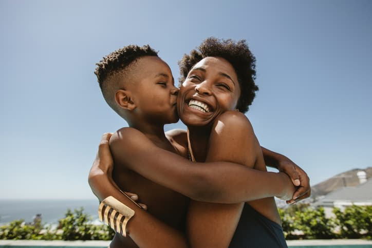 Dar amor cuando tus hijos hacen berrinche también es educar: la ciencia lo explica