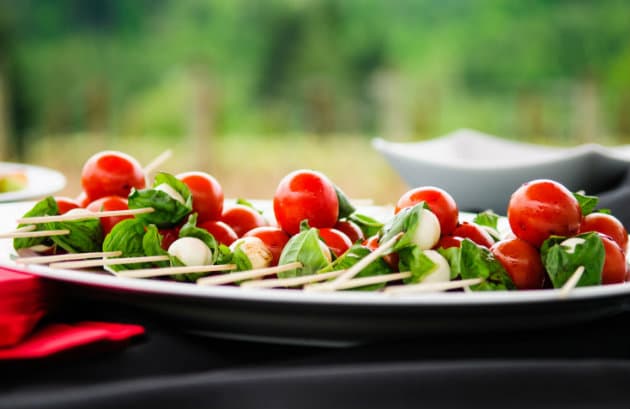 9 recetas para hacer una fiesta de brochetas