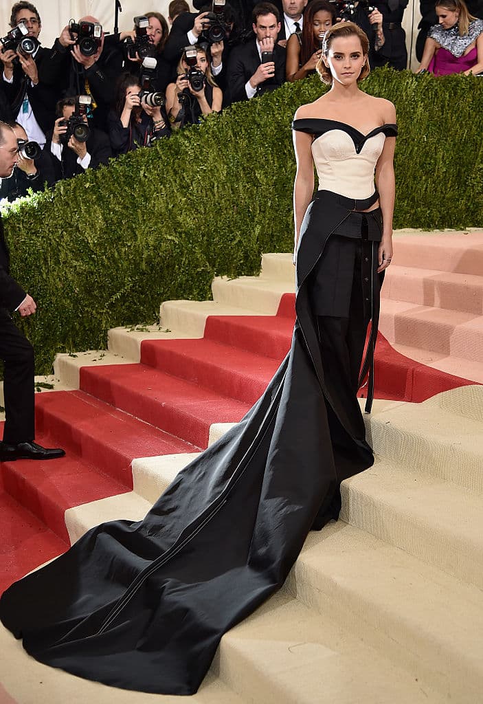 Emma Watson lució un look diferente en la Met Gala pero, ¿sabes de qué está hecho? ¡Descúbrelo!