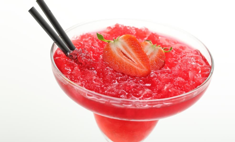 Aprende a preparar un trago con cada color del arcoíris