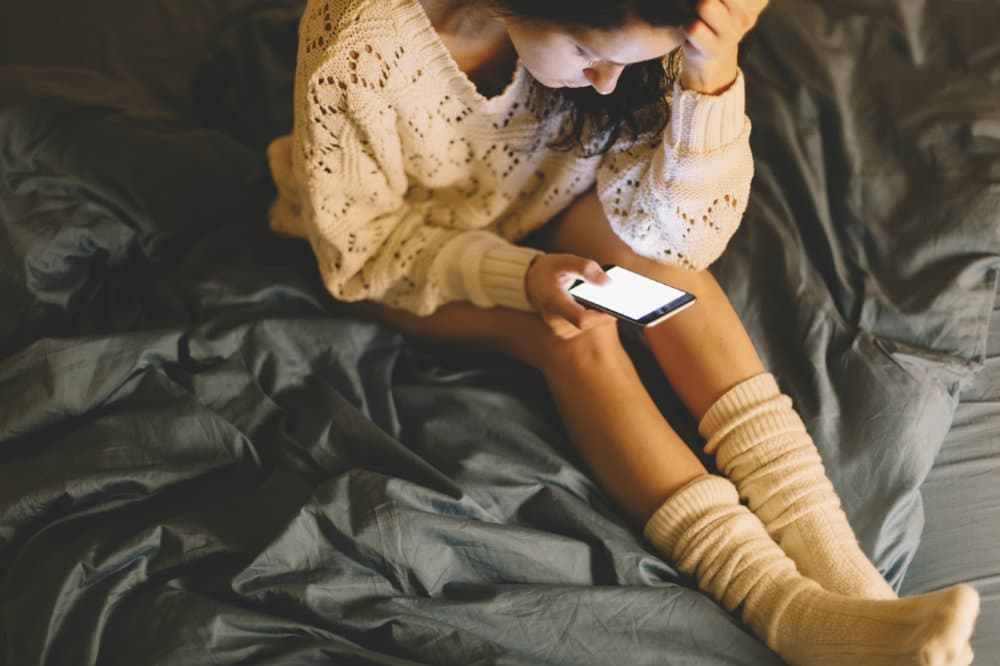 ¿Checas tu teléfono justo antes de dormir? No creerás el impacto de este mal hábito en tu cerebro