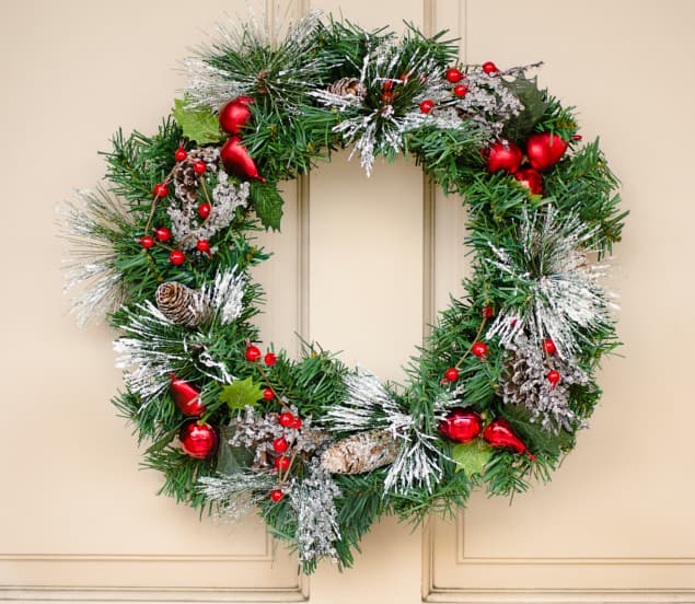 ¡Descubre el simbolismo oculto en nuestras decoraciones navideñas favoritas!