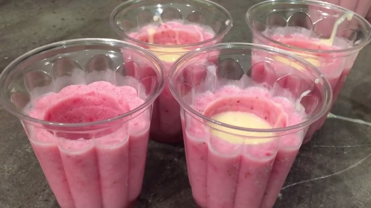 Refréscate con unas ricas paletas de fresa rellenas de leche condensada