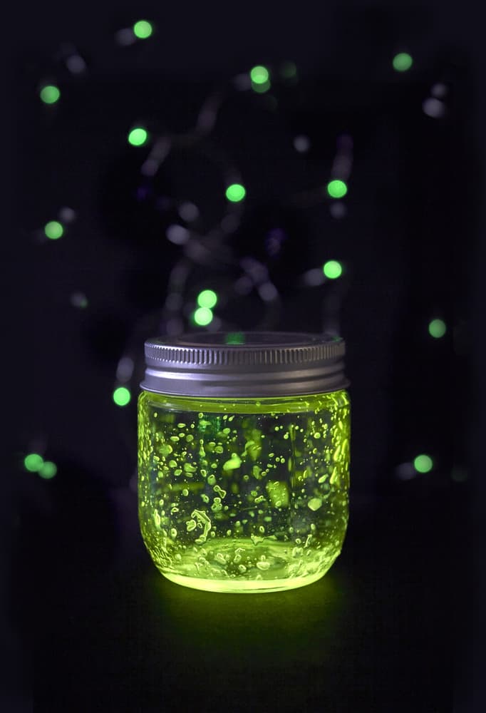 DIY: Decora tu hogar con estas originales jarras brillantes