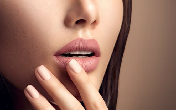 7 labiales holográficos que necesitas para completar tu look decembrino