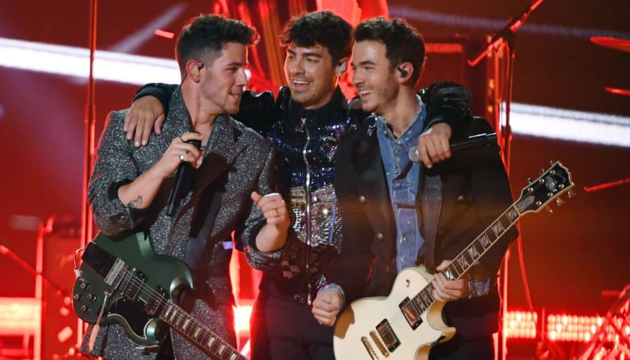 Los Jonas Brothers mostraron su curioso método de composición: no lo intentes en casa