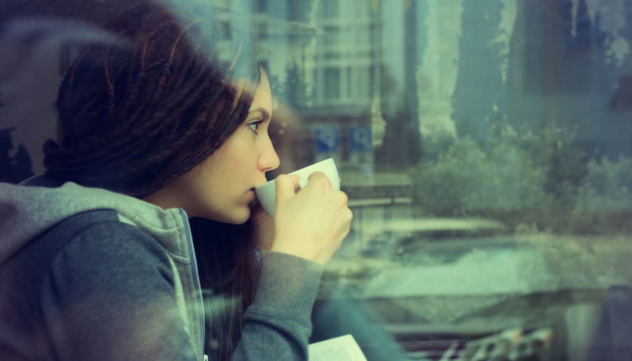 Tomar café puede empeorar los cuadros de ansiedad y depresión en jóvenes, según expertos