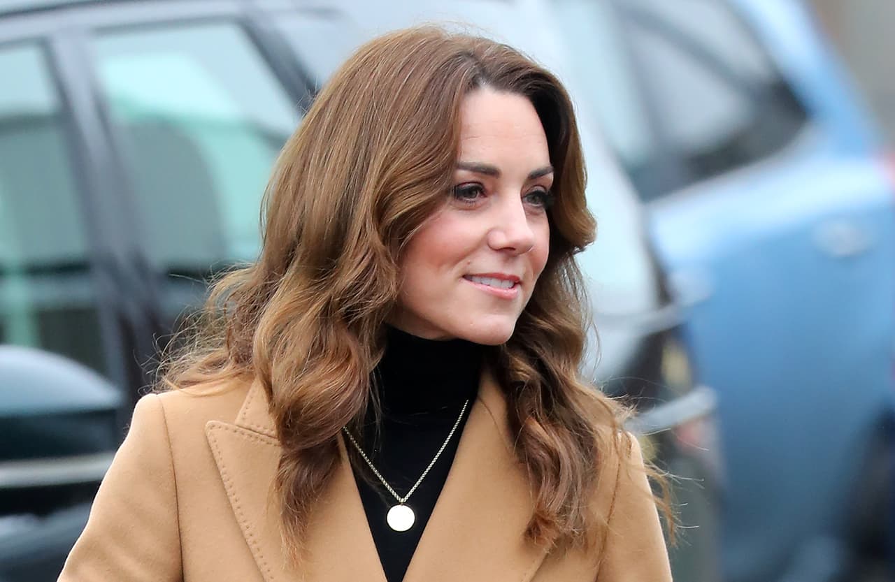 Kate Middleton sabe que las faldas cortas también pueden ser elegantes y muestra cómo usarlas