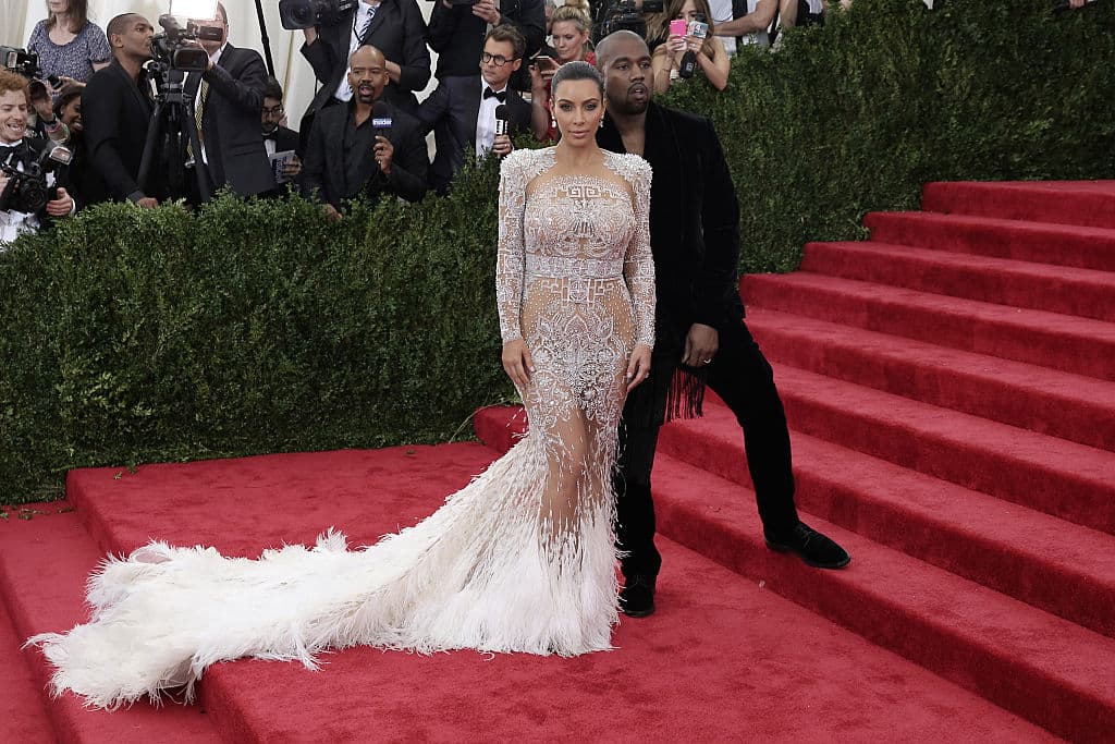 ¿Lo habías notado? Por qué Kayne West siempre posa DETRÁS de Kim Kardashian