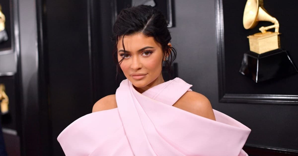 Kylie Jenner se transformó en una sexy Grinch para su nueva colección de maquillaje navideño