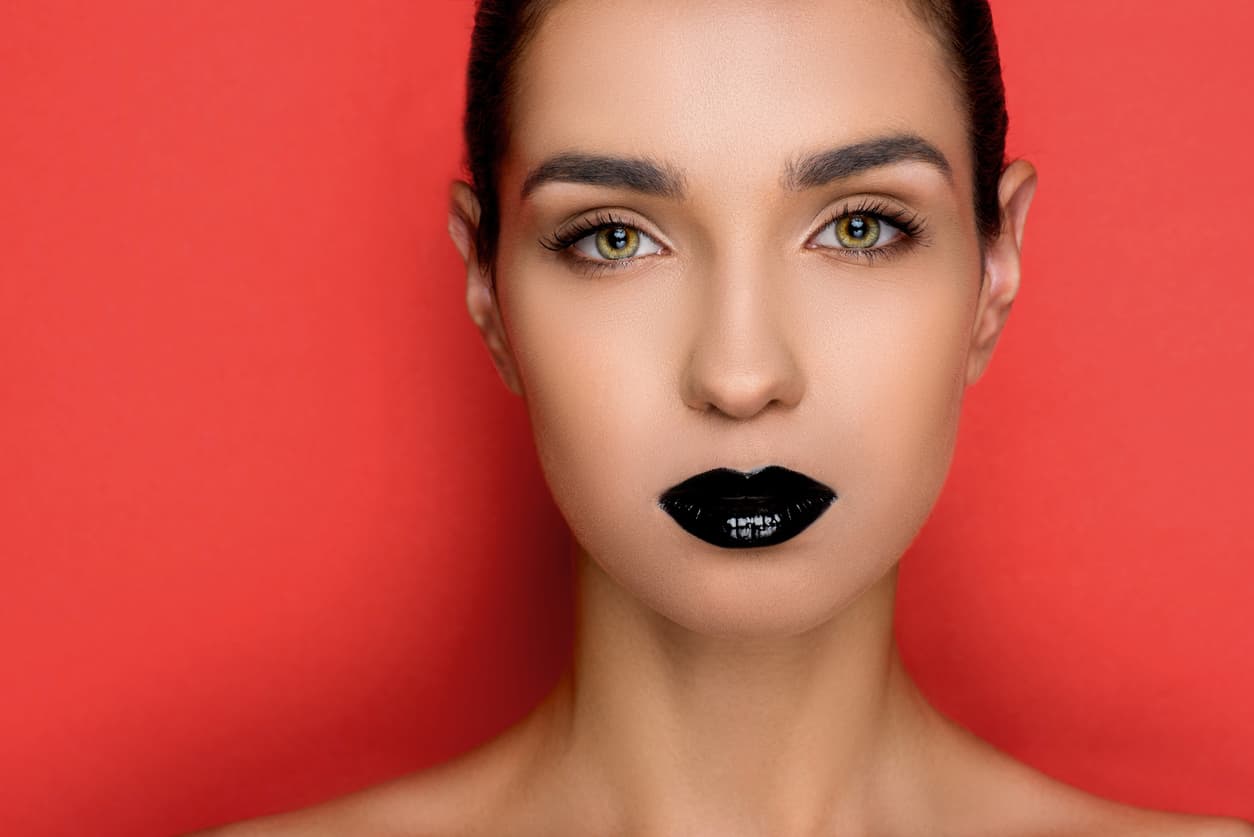 Atrévete a usar un labial negro y dale un giro a tu look: tips para lucirlo como una experta